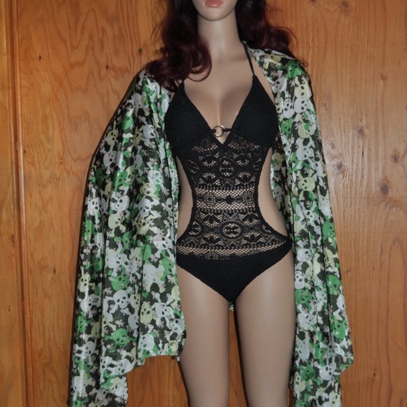 Shawl Scarf wrap 3X $10 Skull print Retro Vintage Silk. many ways to use - Picture 3 of 8